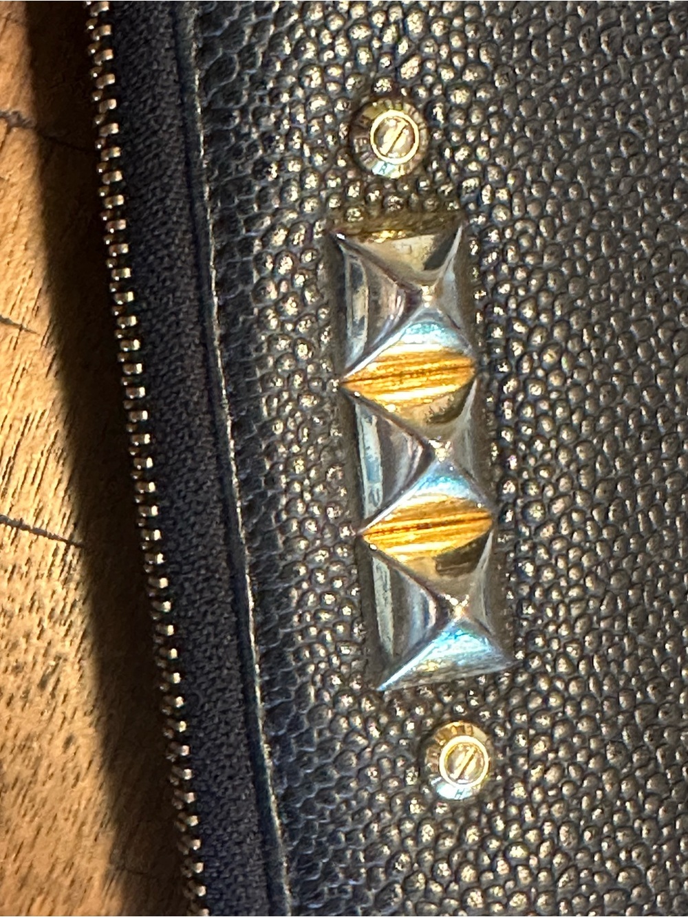 Rare!!! henri bendel Black Pebbled Leather Zip Wallet with Pyramid Studs - Picture 5 of 10
